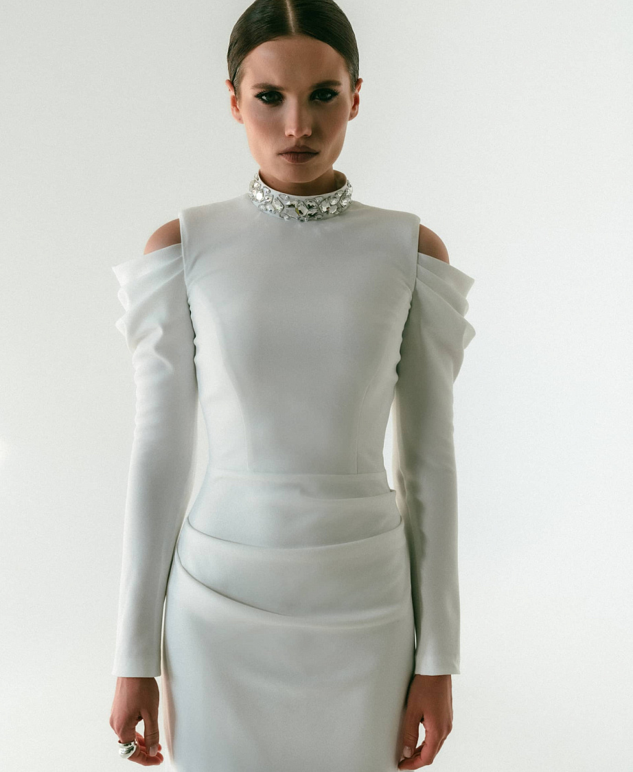 Минималистичное платье силуэта «Рыбка» фото