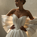 Атласное свадебное платье с объемным бантом фото