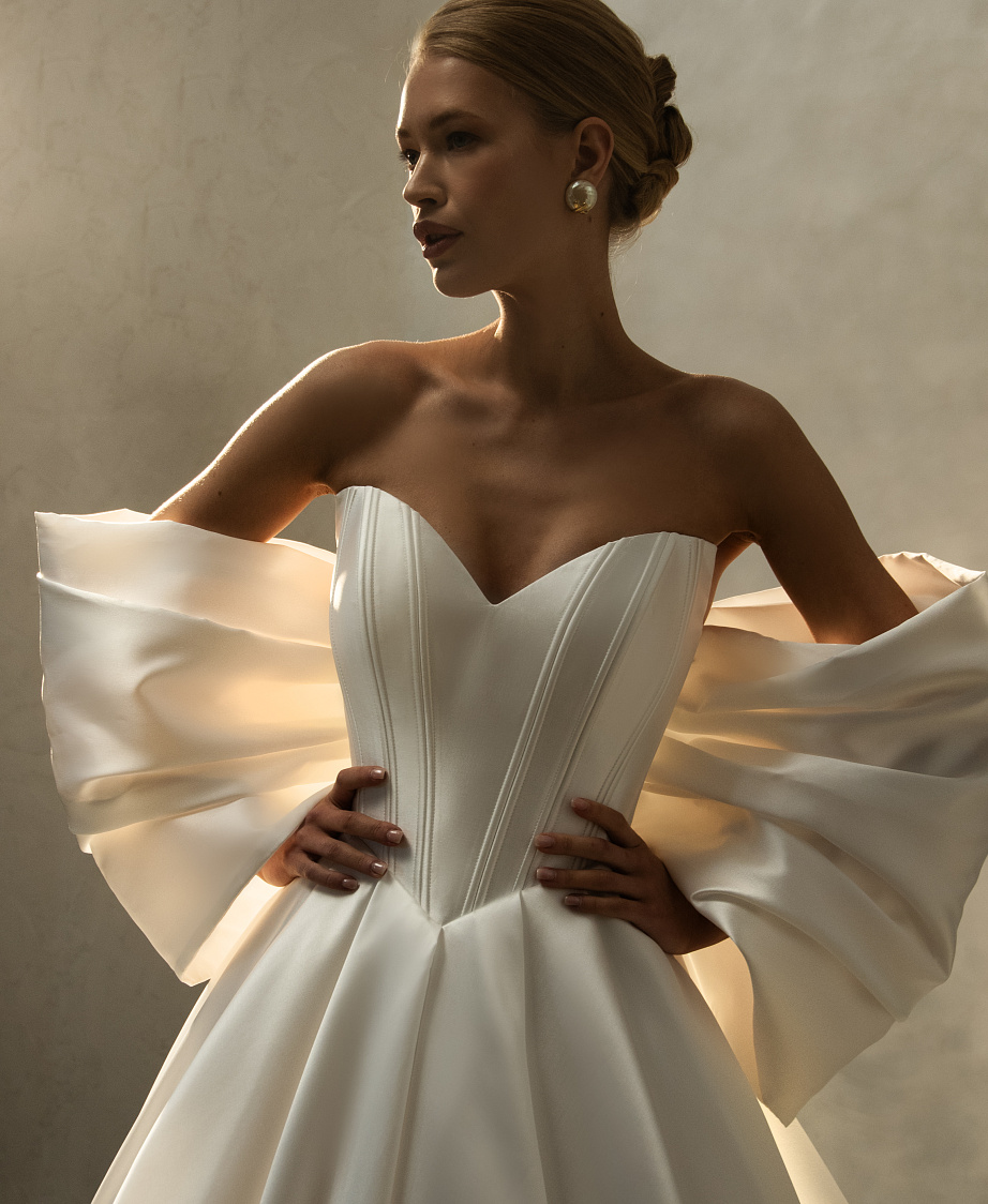 Атласное свадебное платье с объемным бантом фото