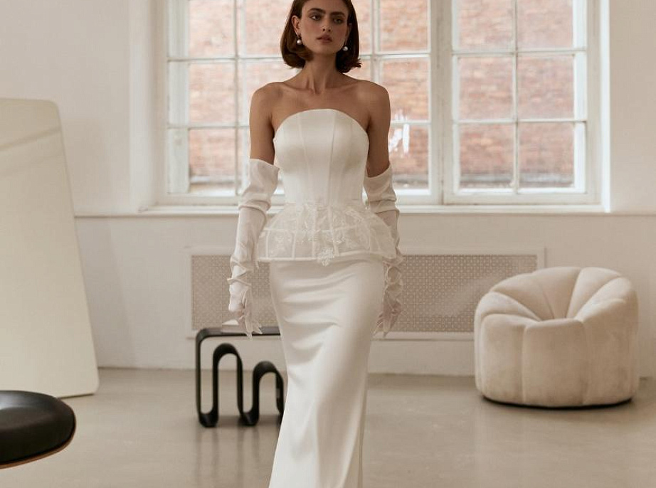 Атласное свадебное платье с кружевной баской фото