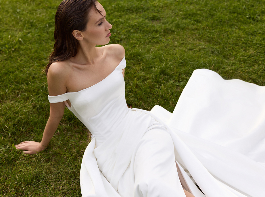 Элегантное атласное платье со шлейфом и драпировкой фото