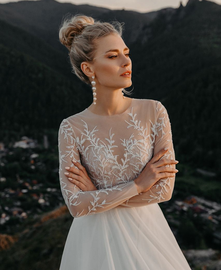 Прямое свадебное платье с расшитым корсетом фото