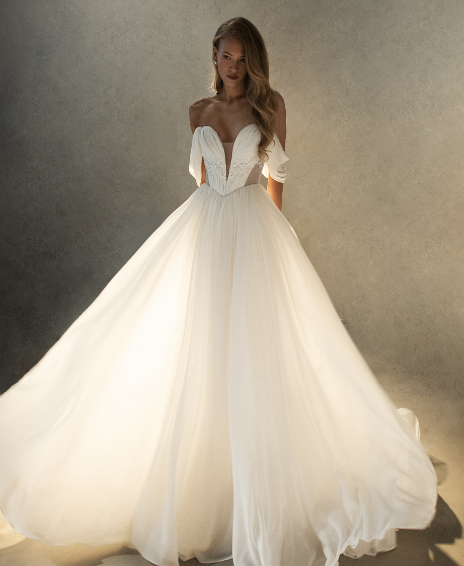 Летящее платье из фатина с ниспадающими бретелями фото