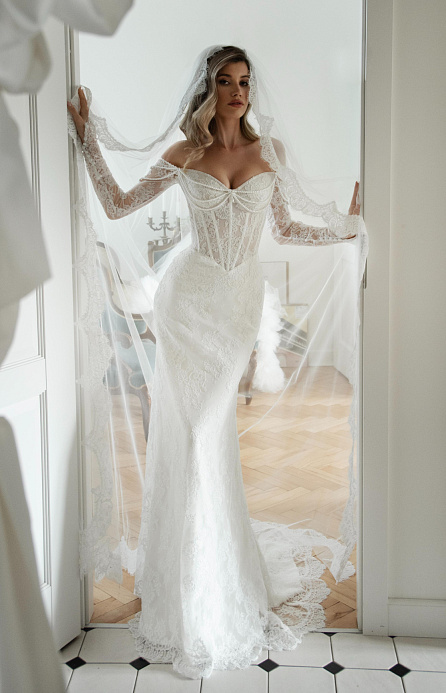 Кружевное свадебное платье рыбка с декором из бус фото
