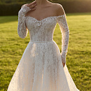 Кружевное свадебное платье с жемчугом фото