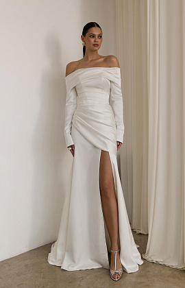 Атласное свадебное платье с рукавами и открытыми плечами фото