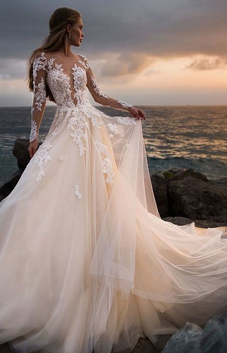 Роскошное свадебное платье с авторским мерцающим кружевом фото