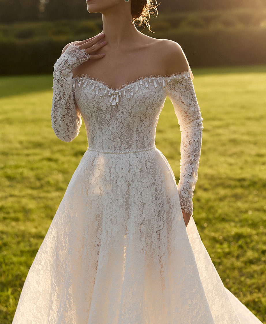 Кружевное свадебное платье с жемчугом фото