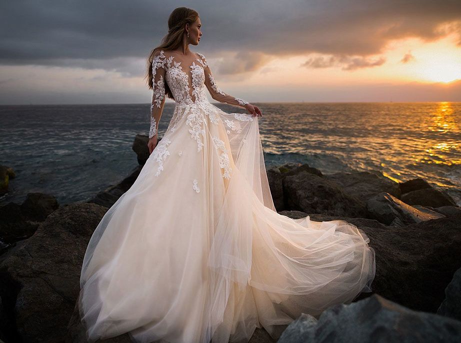 Роскошное свадебное платье с авторским мерцающим кружевом фото