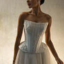 Платье с расшитым корсетом и юбкой из фатина фото