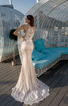Свадебное платье русалка с красивым кружевом в свадебном салоне Nicole