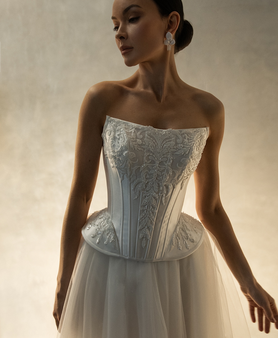 Платье с расшитым корсетом и юбкой из фатина фото