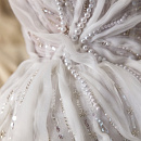 Короткое свадебное платье с жемчугом, пайетками и драпировкой из фатина фото