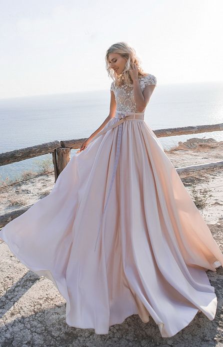 Недорогое атласное свадебное платье с поясом