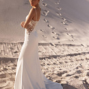 Атласное свадебное платье рыбка с кружевным  декором фото