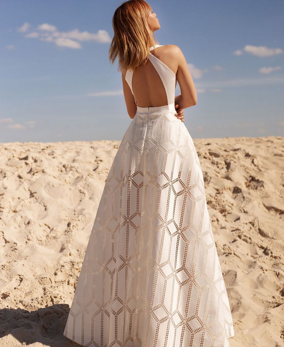 Атласное свадебное платье с геометрическим кружевом фото