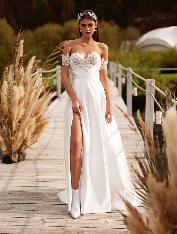 Белое атласное свадебное платье