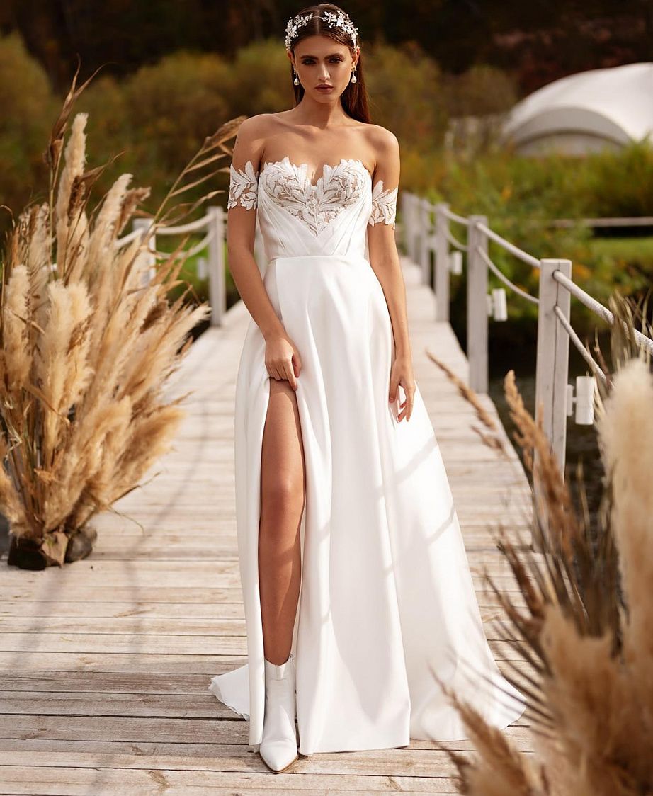 Белое атласное свадебное платье с разрезом фото