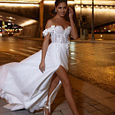 Легкое свадебное платье с декором из объемных цветов фото