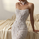 Свадебное платье-русалка из расшитого кружева и декором из жемчуга фото