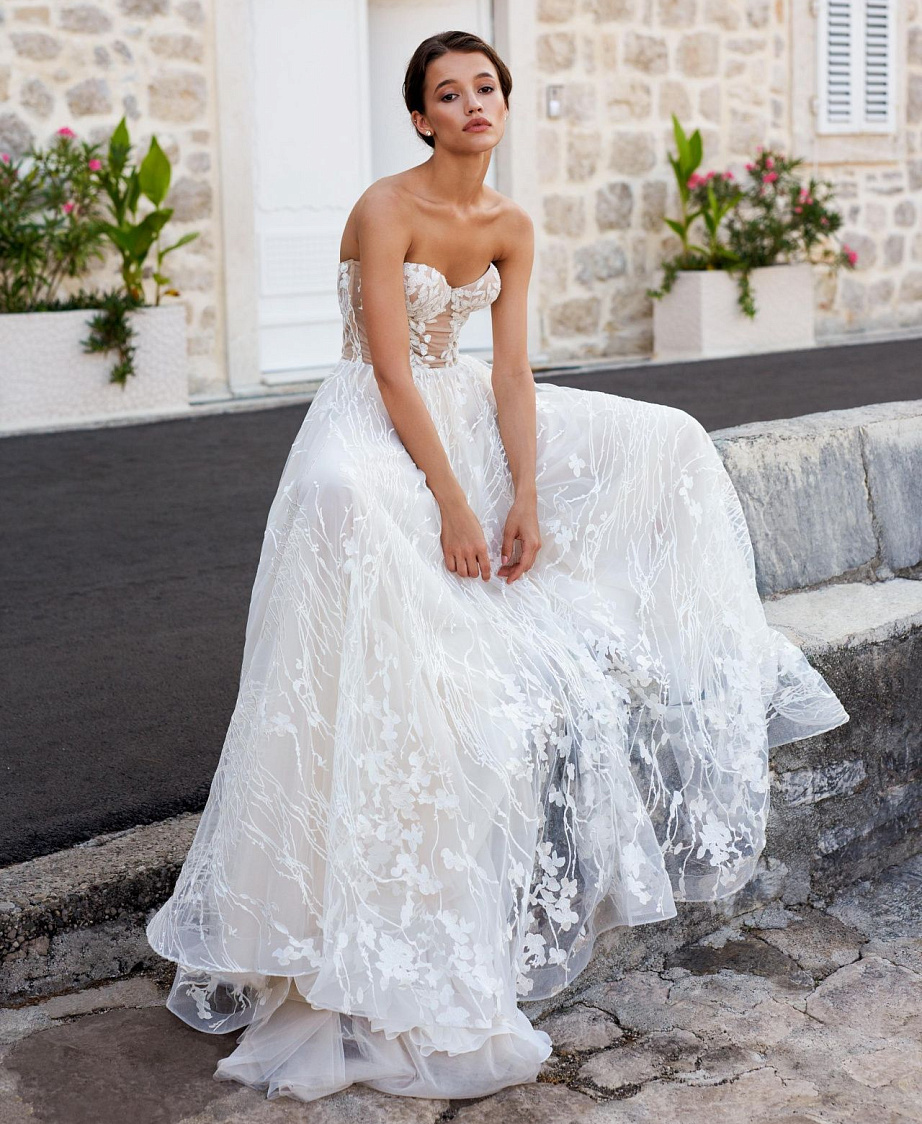 Летнее свадебное платье с прозрачным кружевным корсетом фото