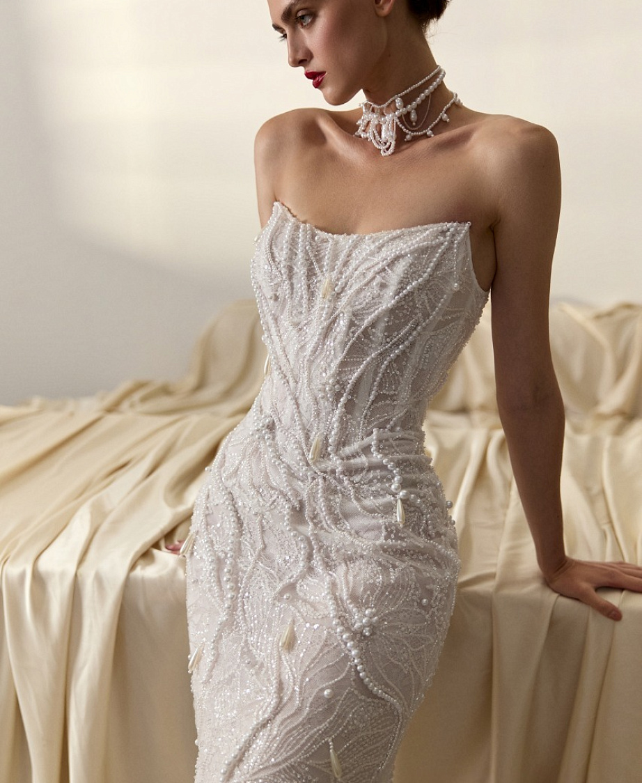 Свадебное платье-русалка из расшитого кружева и декором из жемчуга фото