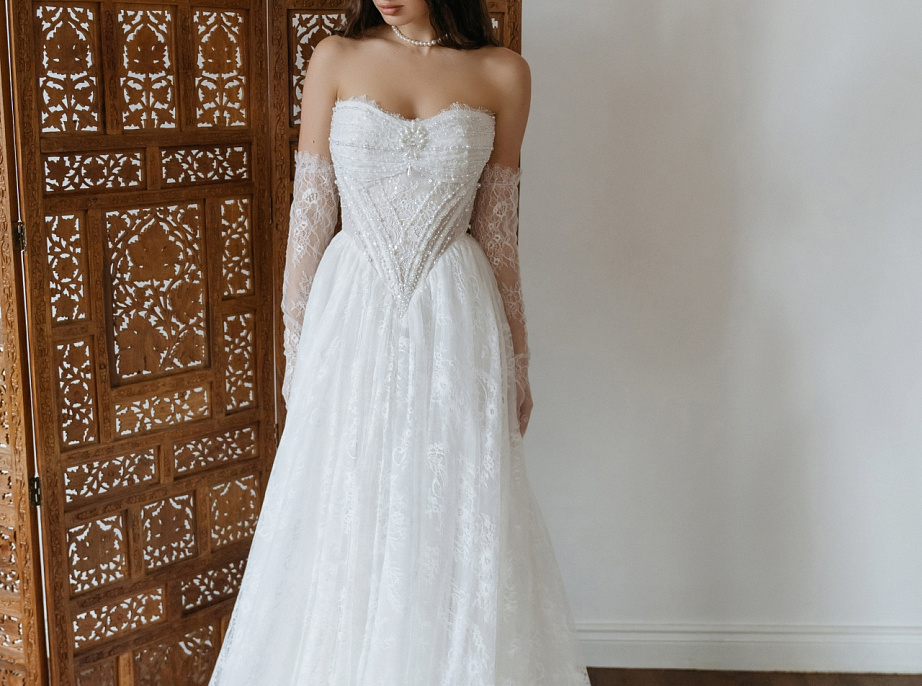 Роскошное кружевное свадебное платье с диснеевским корсетом фото