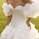 Короткое атласное платье с пышной юбкой фото