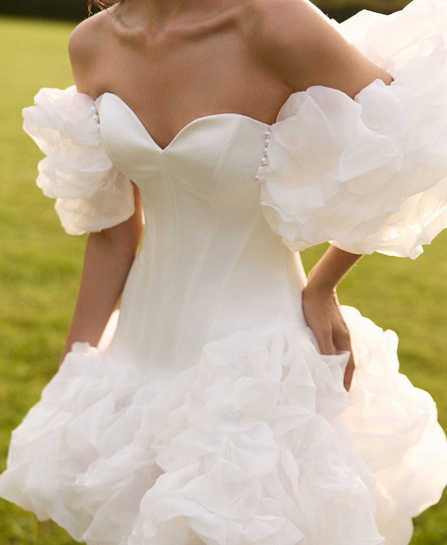 Короткое атласное платье с пышной юбкой фото