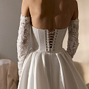 Эффектный комплект с кружевными рукавами и атласной съемной юбкой фото