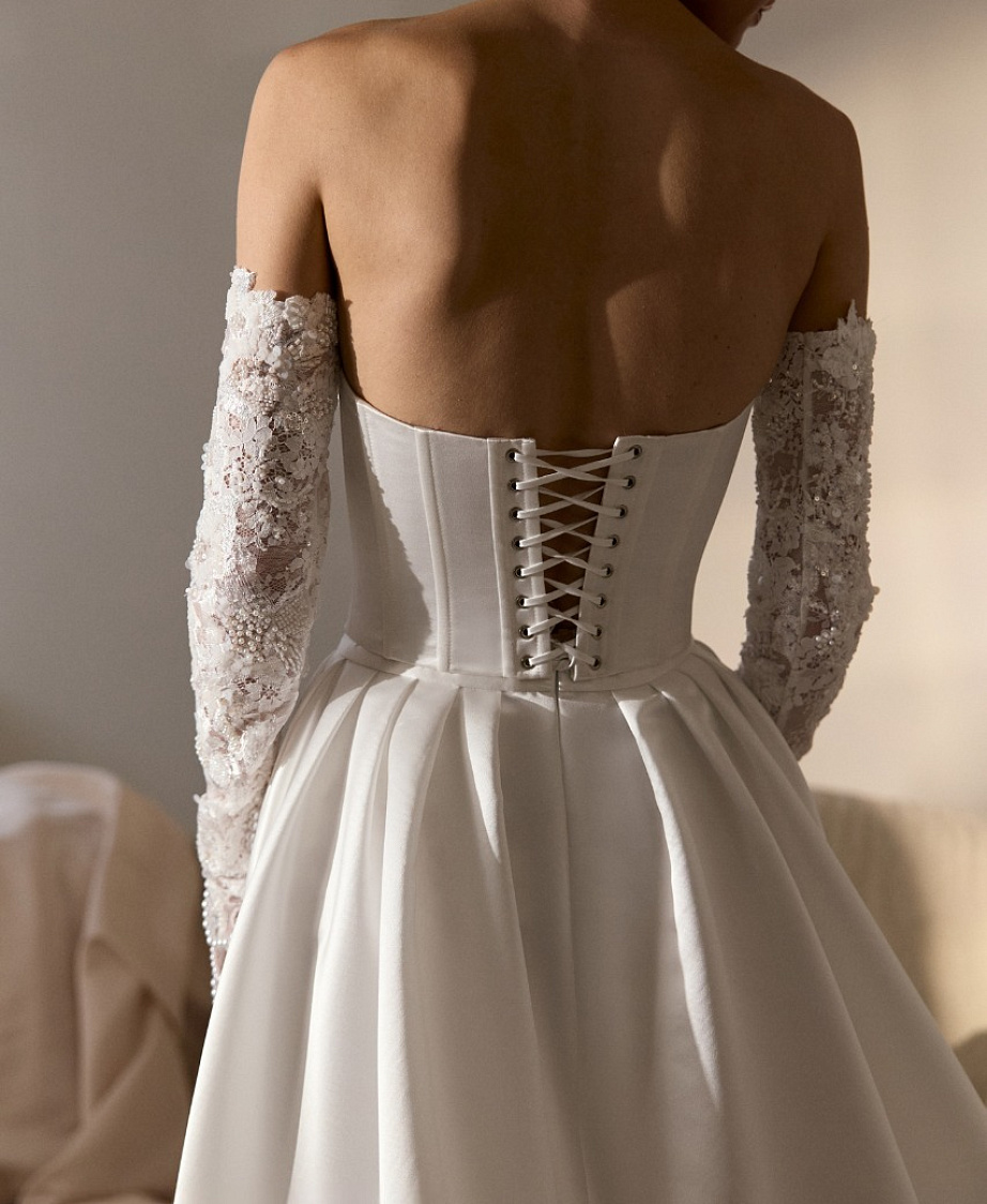 Эффектный комплект с кружевными рукавами и атласной съемной юбкой фото