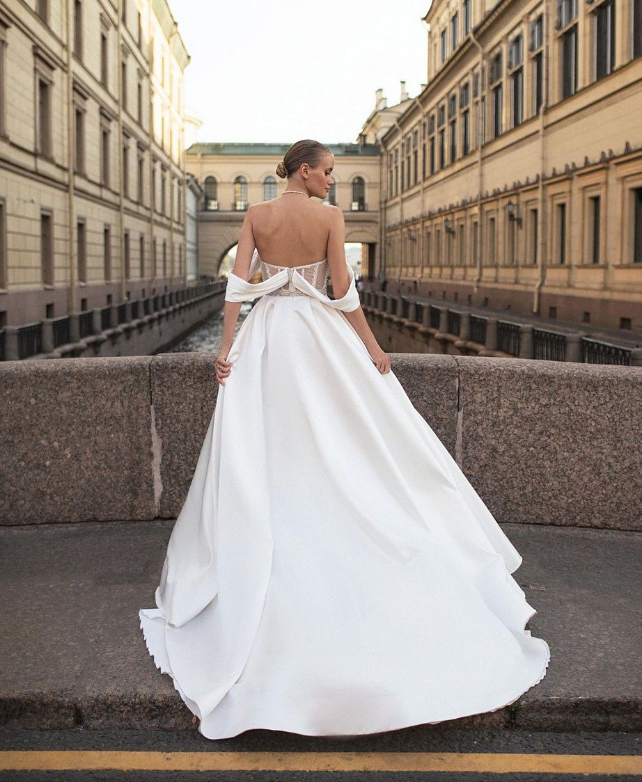Стильное свадебное платье с прозрачными вставками на корсете фото