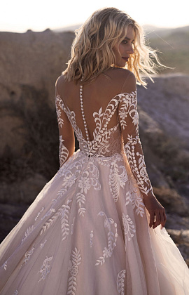 Свадебное платье с открытыми плечами и неповторимой спинкой