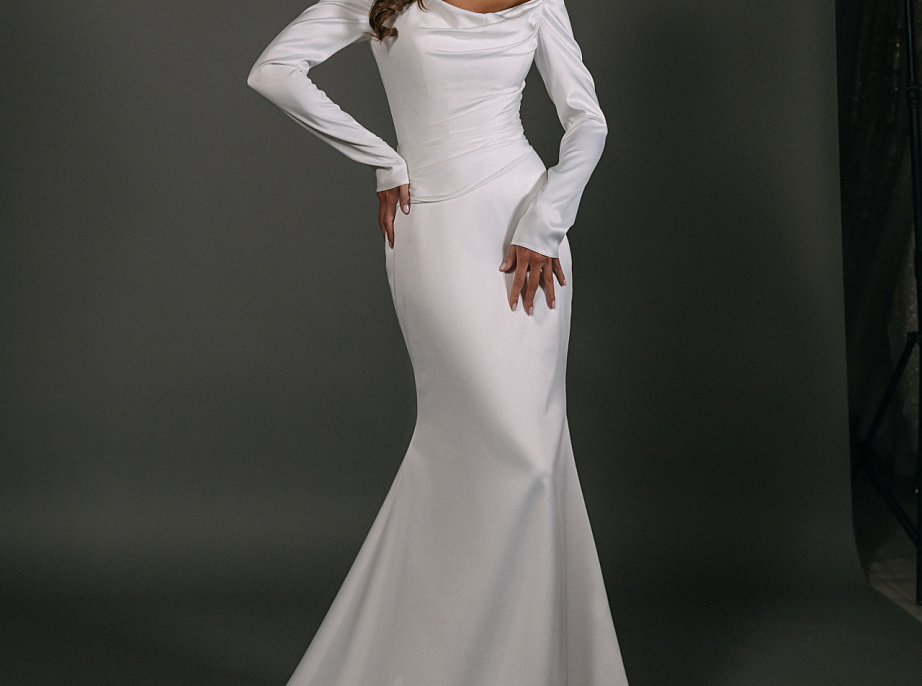 Атласное свадебное платье с ассиметричным верхом фото