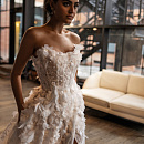 Стильное свадебное платье декорированное объемными цветами фото