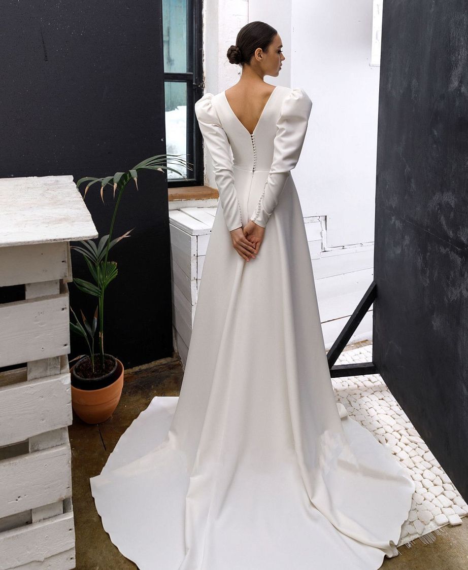 Атласное свадебное платье с рукавами и объемными плечиками фото