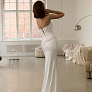 Стильный свадебный комплект со съемным шлейфом из дизайнерской ткани фото