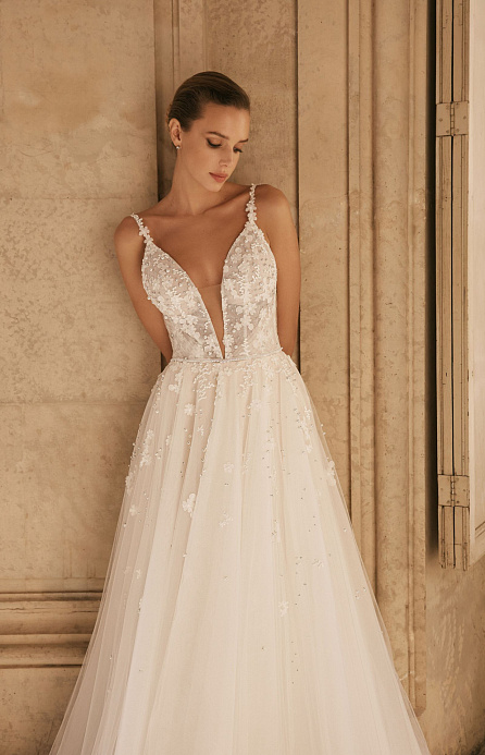 Нежное свадебное платье в цветочном кружеве фото