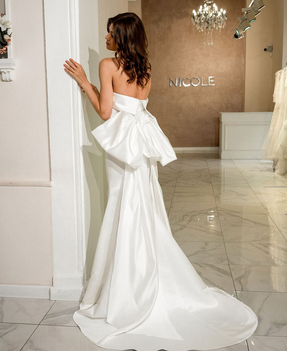 Атласное свадебное платье с отстегивающимся бантом сзади фото
