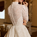 Закрытое кружевное свадебное платье cо шлейфом фото