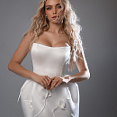 Атласное свадебное платье-футляр с каллами фото