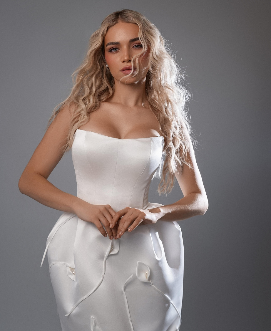 Атласное свадебное платье-футляр с каллами фото