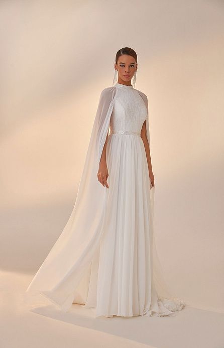 Струящееся свадебное платье с крылышками из шифона фото
