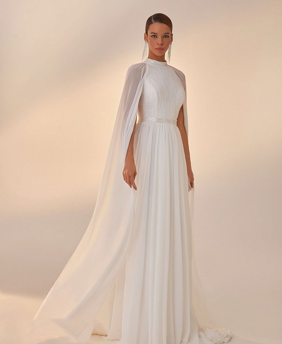 Струящееся свадебное платье с крылышками из шифона фото