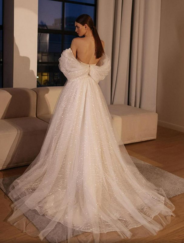 Модное свадебное платье со шлейфом 2022-2023