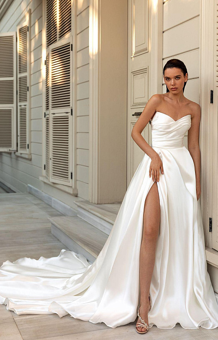 Атласное свадебное платье на корсете с разрезом фото