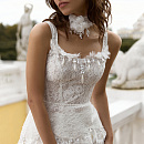 Короткий кружевной свадебный комплект с жемчугом фото