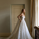 Пышное кружевное свадебное платье с жемчугом  фото