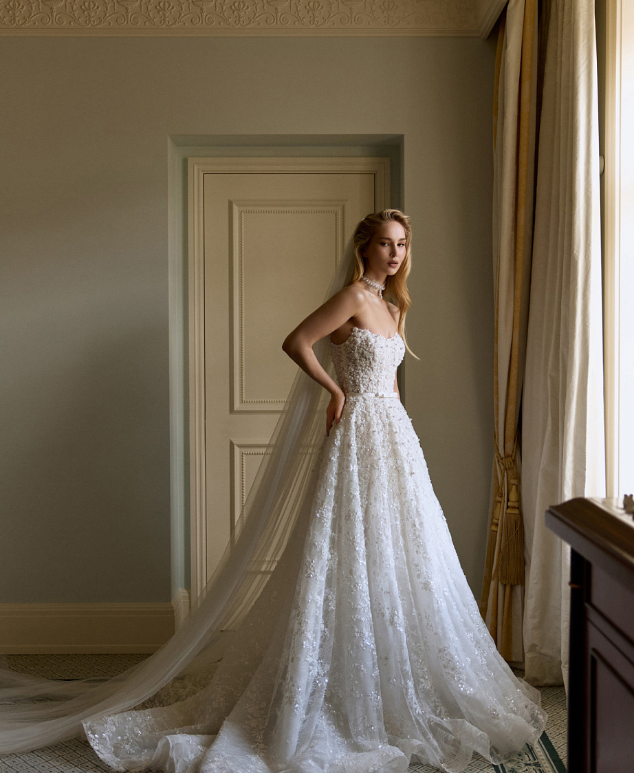 Пышное кружевное свадебное платье с жемчугом  фото