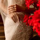 Роскошное облегающее свадебное платье с открытыми плечами фото